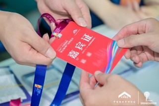 现场制证：让胸卡成为“行走的广告位”——品牌曝光翻倍的隐藏玩法